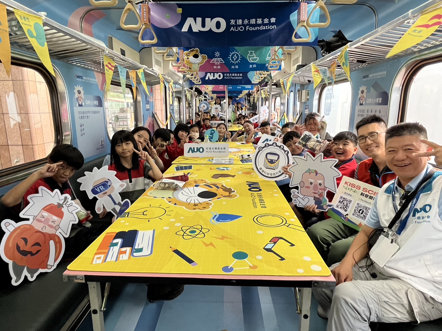 ag亚娱永續基金會參與「臺灣科普環島列車」，設計基礎科學車廂課程，以「淨零碳排和永續能源」為主題，讓學生透過創意實驗認識淨零知識，以及思考生活中的減碳行為