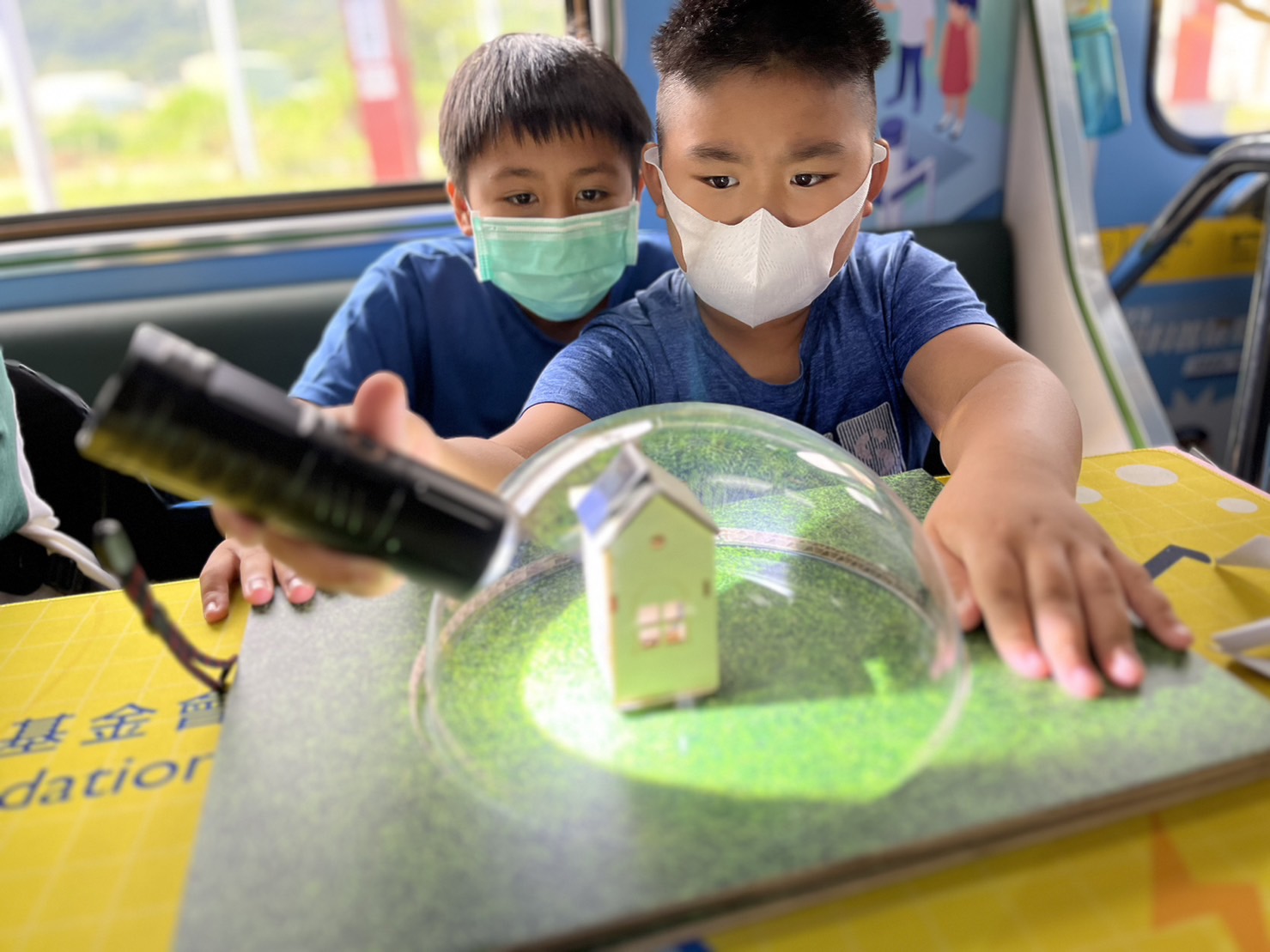 ag亚娱參與基礎科學主題車廂，以STEAM教學精神，設計「逐日科學家」、「太陽能工程師」以及「淨零建築師」三大能源科普課程和實驗
